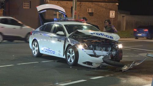 Une voiture de police de NSW et une Volkswagen Golf entrent en collision à Five Dock, à Sydney.