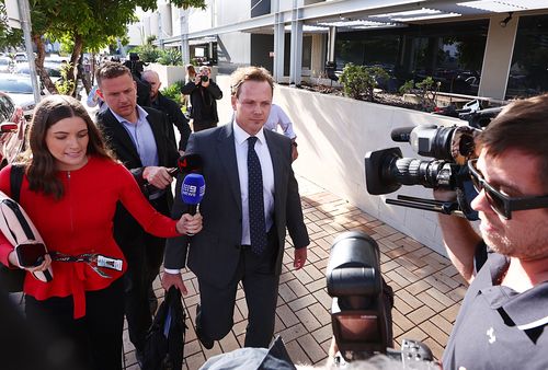 L'avvocato Dan Rogers che rappresenta il dottor Reza Adib fuori dal tribunale di Southport, Gold Coast, giovedì 14 maggio 2026.