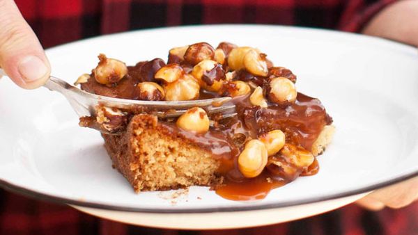 Caramel, apple & hazelnut tray cake