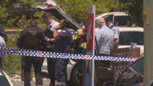 Duas pessoas foram presas depois que um homem foi morto a tiros. 