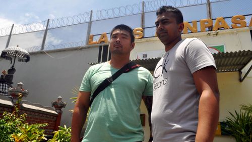 Michael Chan and Chinthu Sukumaran read a statement on behalf of their brothers outside Kerobokan prison in Bali. (AAP)