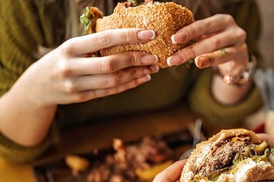 couple eating hamburgers