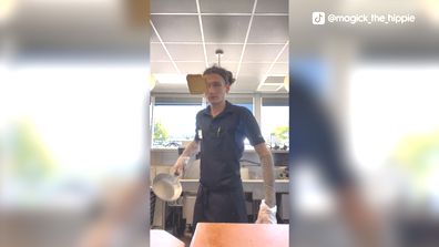 La technique de retournement d'œufs de Waffle House TikToker devient virale
