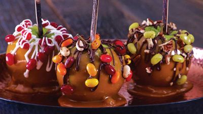 Recipe: <a href="http://kitchen.nine.com.au/2017/07/19/10/18/jelly-belly-christmas-caramel-apples" target="_top">Jelly Belly Christmas caramel apples</a>