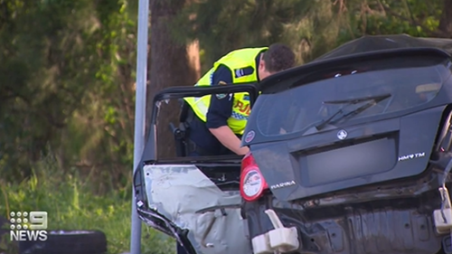 Une forte détonation a retenti dans une banlieue de Wollongong après qu'un Barina noir volé s'est écrasé dans un feu de circulation.