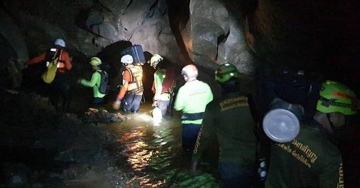 Какую вещь бекки нашли спасатели в пещере. Пещера Тхам Луанг в Таиланде. Спасательная операция в Тайланде в пещере 2018. Спасение в пещере в Тайланде. Спасательная операция в затопленных пещерах Тайланда.