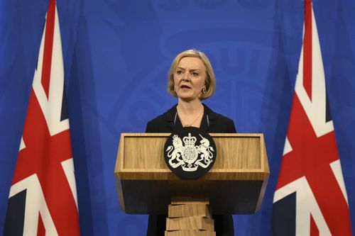 Premier Wielkiej Brytanii Liz Truss bierze udział w konferencji prasowej na Downing Street w centrum Londynu, piątek, 14 października 2022 r., po tym, jak kanclerz skarbu został zwolniony w odpowiedzi na budżet, który wprawił rynki w chaos.