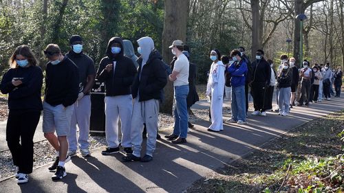 Kent Üniversitesi'nde menenjit B aşısının dağıtımına başlandı.