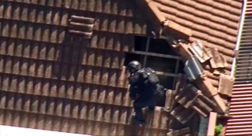 Man pulled from roof and arrested after Melbourne home invasion 