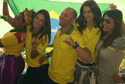 @alessandraambrosio: Foi show .... Do #Brasil comemorando #vaibrasil #sonybrasil #gol #2014fifaworldcup #worldcup #copadomundo