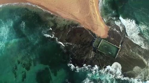 People are still lapping up the warm weather at Maroubra in Sydney's south-east. (9NEWS)