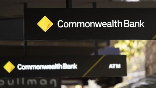 O logotipo do Commonwealth Bank fora de uma agência.