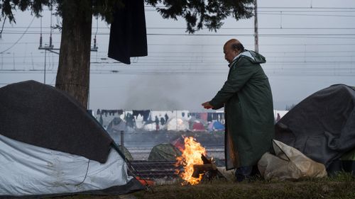 Thousands of refugees stranded on Greece-Macedonia border 