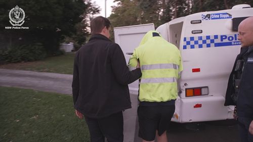 Gli investigatori hanno rivelato che le indagini sono iniziate dopo che la polizia ha scoperto una rete australiana di oltre 700 presunti delinquenti che condividevano materiale pedopornografico.