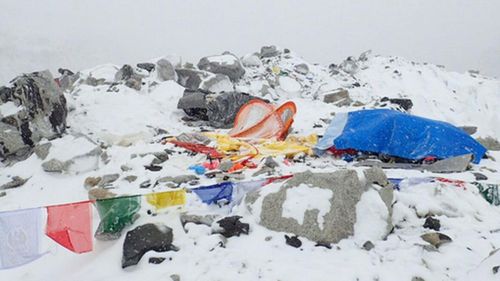 Climbers caught in earthquake on Everest
