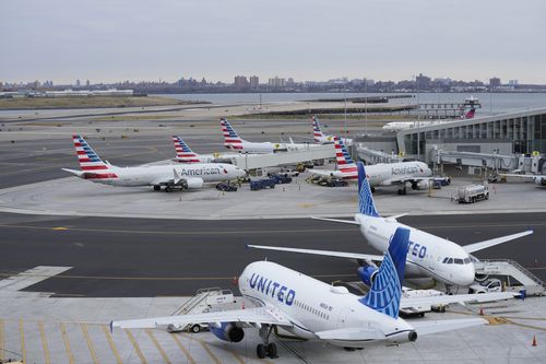 Gli aeroplani siedono sulla pista del Terminal B dell'aeroporto LaGuardia di New York, mercoledì 11 gennaio 2023.  