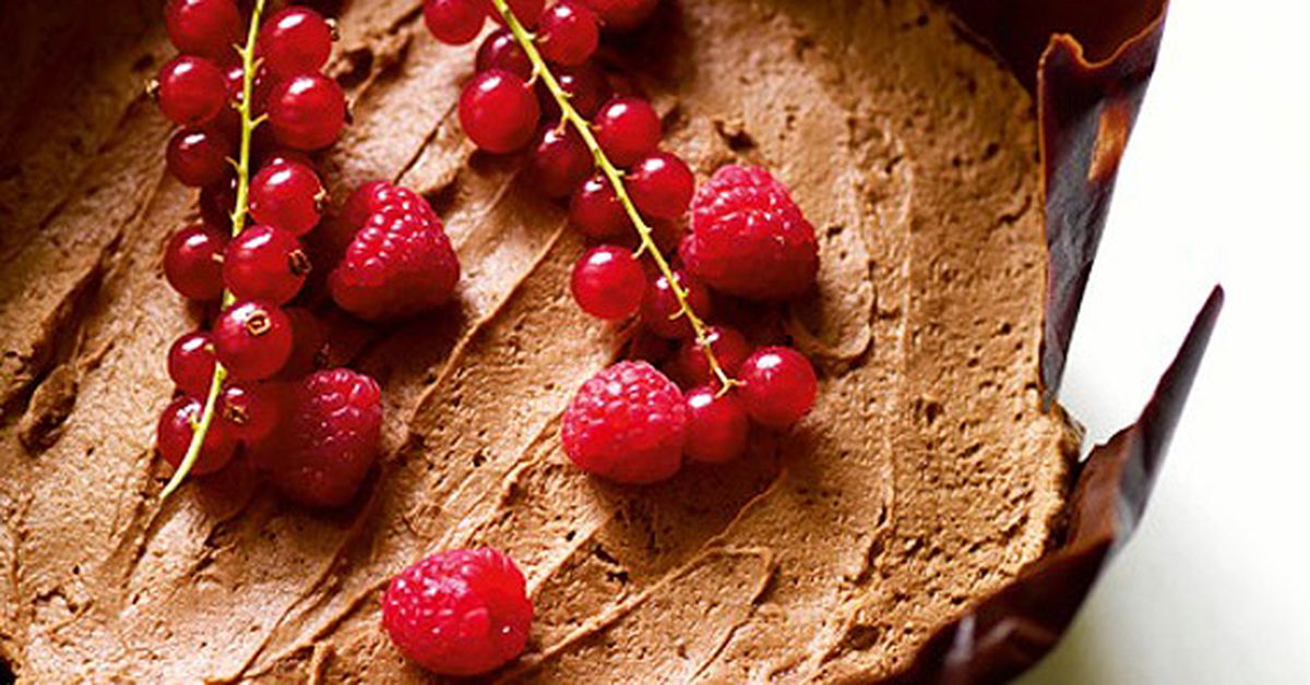 A classic chocolate mousse in a bitter chocolate case - 9Kitchen