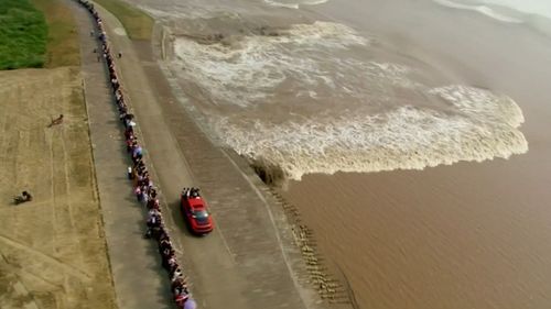 Crowds of spectators gathered to witness the phenomenon. (CCTV)