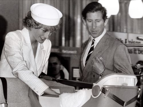 Diana, la principessa del Galles e il principe Carlo visitano il Royal Children's Hospital di Melbourne. Giro del 1985. 
