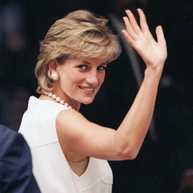 Princess Diana waving to an enthusiatic crowd on the last day of her visit in Chicago in 1996.