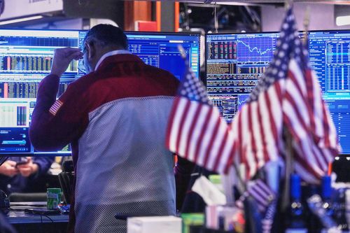 O trader Anan Patel trabalha no pregão da Bolsa de Valores de Nova York, terça-feira, 18 de novembro de 2025. (AP Photo/Richard Drew)
