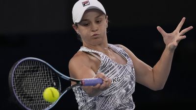 Barty gets the edge in decider against Collins