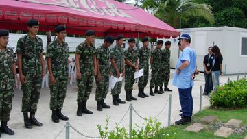 Peter Baines addresses Thai personnel during the aftermath of the Boxing Day tsunami.