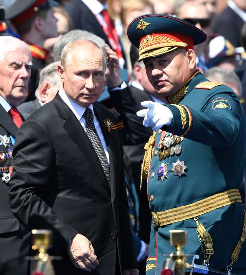 Președintele rus, comandantul șef al forțelor armate Vladimir Putin și ministrul rus al apărării, Serghei Șoigu, în timpul unei parade militare de Ziua Victoriei în Piața Roșie.