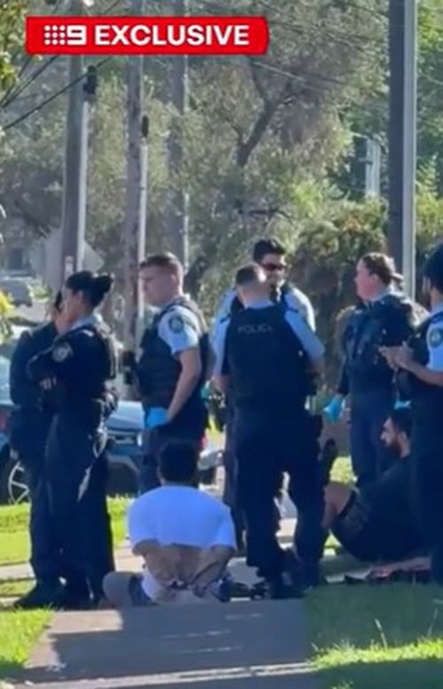 Una Range Rover nera è stata trovata abbandonata a Smithfield, ma due persone, un ragazzo di 17 anni e un uomo di 21 anni, sono state arrestate nelle vicinanze.