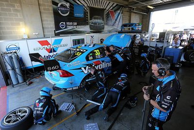 McLaughlin's team frantically work on the New Zealander's car. (Getty)