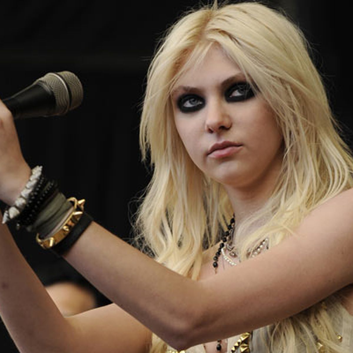 16-year-old Taylor Momsen talks about her vibrator - 9Celebrity