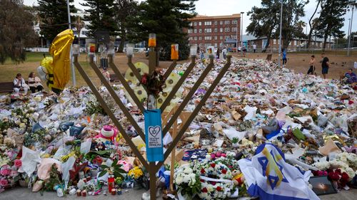 SYDNEY, AUSTRÁLIA - 21 DE DEZEMBRO: Vista geral do memorial no Pavilhão Bondi em 21 de dezembro de 2025 em Sydney, Austrália. A vida lentamente voltou ao normal em Bondi Beach, com pessoas de todas as esferas da vida ainda prestando homenagens e homenagens enquanto a dor e os funerais deram lugar a comemorações silenciosas. A polícia diz que pelo menos 16 pessoas, incluindo um suposto atirador, foram mortas e mais de 40 ficaram feridas quando dois agressores abriram fogo perto de uma celebração de Hanukkah na mundialmente famosa Bondi Beach, em Nova York.
