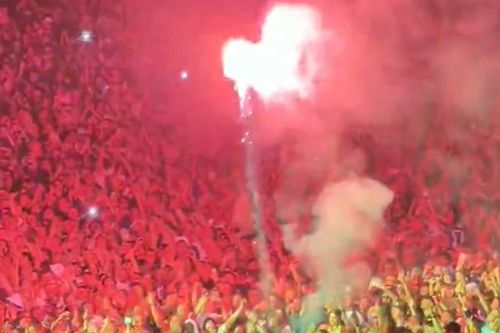 Um sinalizador foi lançado no primeiro show do Oasis em Melbourne.