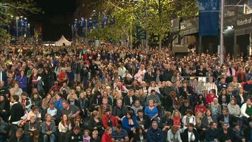 The Martin Place crowd pay tribute to Australia's fallen soldiers. (9NEWS)