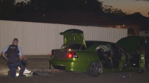 A polícia apreendeu três telefones celulares e uma substância que se acredita ser cocaína no carro da vítima.