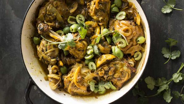 Lemon chicken with golden onions and green olives 