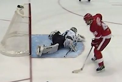 <b> San Jose Sharks goalie Antti Niemi has pulled off a remarkable reflex save, throwing a leg up to stop a shot by Detroit's Todd Bertuzzi. </b><br/><br/>The patch of ice in front of goal can be a lonely place during a shootout to decide the winner of a locked up game. Niemi was seemingly beaten by a slick Bertuzzi move, but despite being flat on his stomach he was still able to get his leg to the flying puck. <br/><br/>Goalkeepers in all sports need lightning reflexes as these videos prove.<br/><br/>