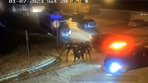 Dans cette image tirée de la vidéo, des agents ont battu Tire Nichols au coin d'une rue.