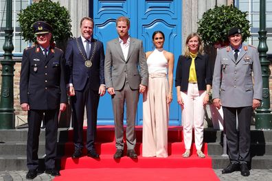 Alfred Marstaller,  Brigadegeneral, Lord Mayor of the State Capital Düsseldorf, Dr. Stephan Keller, Prince Harry, Duke of Sussex, Meghan, Duchess of Sussex, Parliamentary secretary with the Ministry of Defence, Siemtje Möller and Markus Laubenthal, Generalleutnant pose for a group photo outside the town hall during the Invictus Games Dusseldorf 2023 - One Year To Go events, on September 06, 2022 in Dusseldorf, Germany 