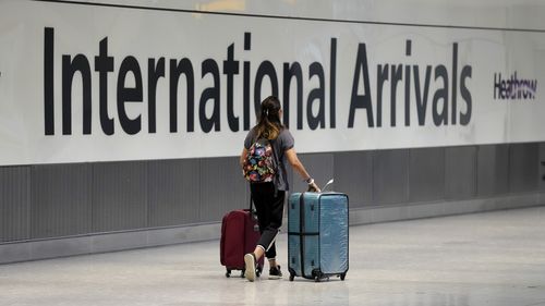 Un passager arrive d'un vol au terminal 5 de l'aéroport d'Heathrow à Londres, le lundi 2 août 2021. 