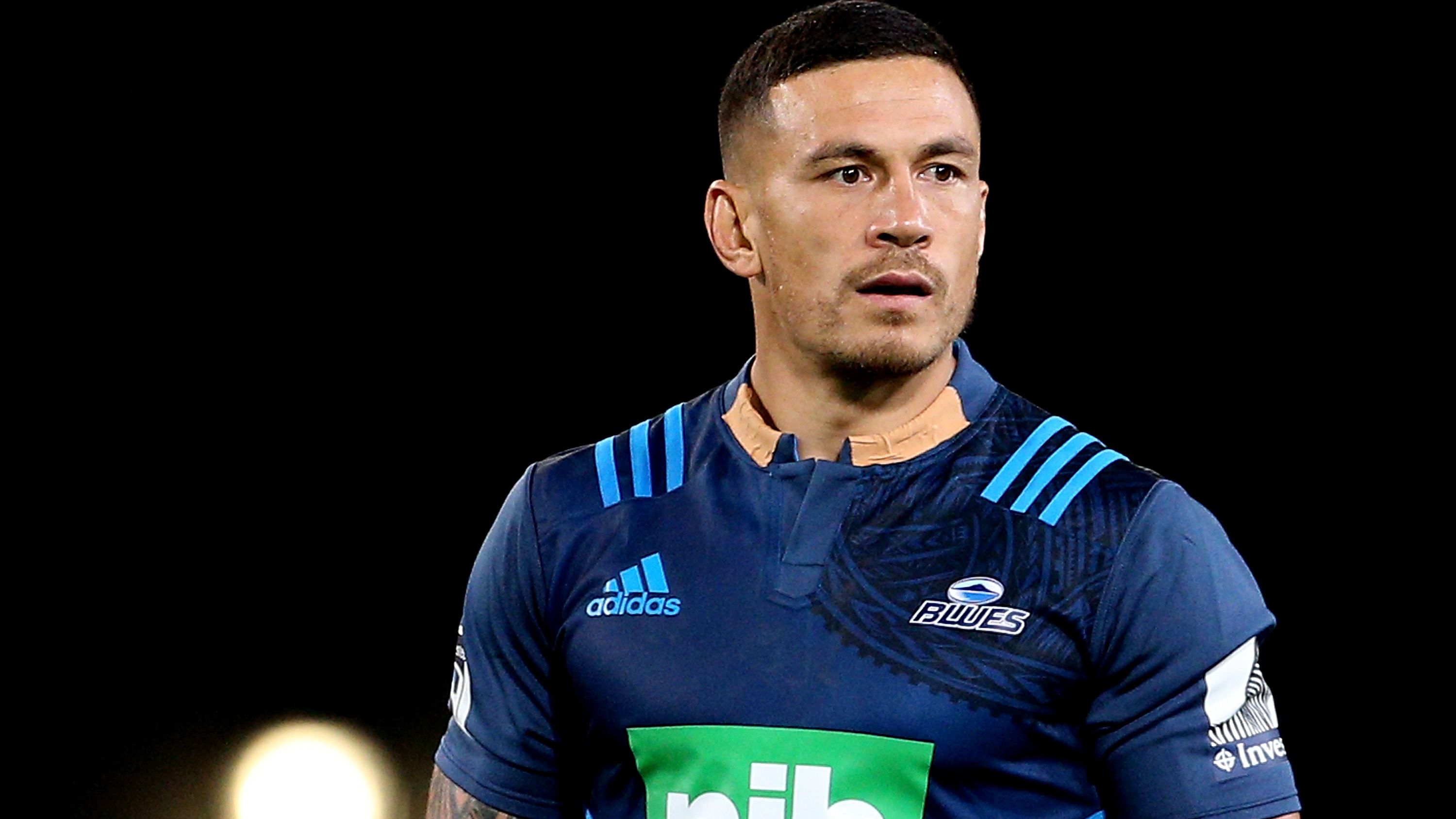 Sonny Bill Williams with tape covering the Bank of New Zealand logo on the collar of his Blues jersey in 2017.