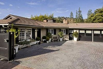 Real estate pics from the two bedroom Hollywood cottage rented by Jennifer Aniston and Justin Theroux.