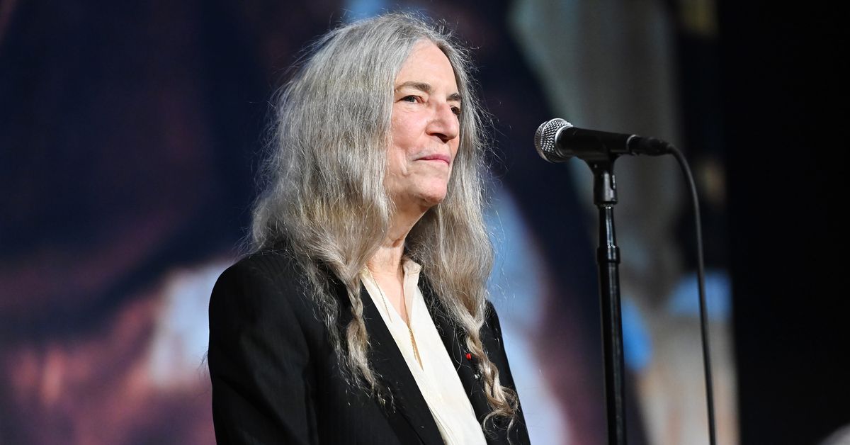 Patti Smith runtuh di atas panggung di Brasil Mid-Performance karena ‘Post-Migraine Pusing’