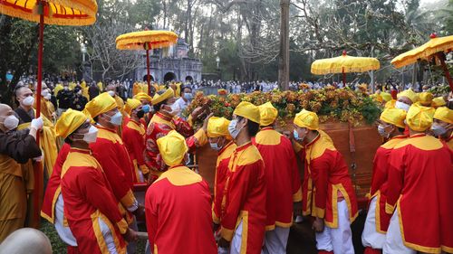 Pallbearers lift up the coffin of Vietnamese renowned monk Thich Nhat Hanh.