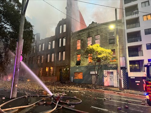 Firefighters say a massive blaze that engulfed a seven-storey building in central Sydney ﻿has now been contained.