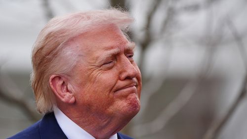 O presidente Donald Trump fala com repórteres antes de partir no Marine One do gramado sul da Casa Branca.