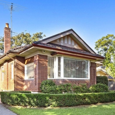 Auction bidder wins keys to home 48 hours after relocating to Sydney