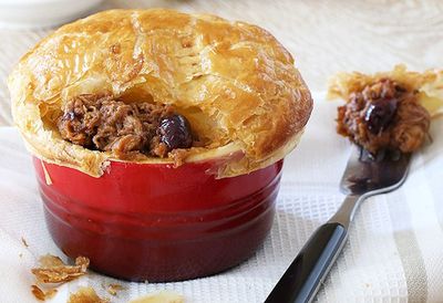 <a href="http://kitchen.nine.com.au/2016/05/05/14/09/cranberry-barbecue-pulled-pork-pie" target="_top">Cranberry barbecue pulled pork pie</a>