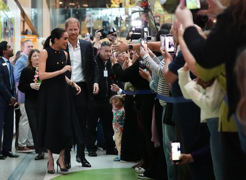 O príncipe Harry e Meghan Markle da Grã-Bretanha, duque e duquesa de Sussex, visitam o Royal Children's Hospital Melbourne, Austrália, terça-feira, 14 de abril de 2026. (Jonathan Brady/Pool Photo via AP)