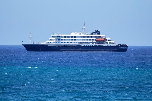 La nave da crociera MV Hondius è ancorata nel porto di Praia, Capo Verde.